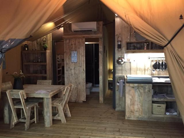 Camping Site De Gorge Vent Фрежюс Номер фото